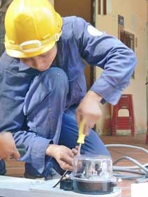 Điện về trên ấp
Thành Long