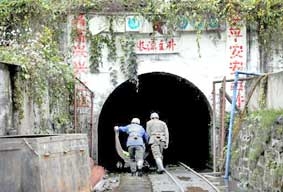 Nước lũ tràn ngập hầm khai thác than, 31 thợ mỏ 
bị mắc kẹt
