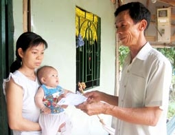 Trao tiền từ thiện