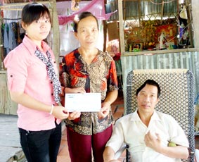 Trao tiền từ thiện