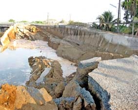 Sự cố sụp lở đường dẫn cầu Trà Niền (huyện Phong Điền):<br>
6 căn nhà sụp xuống sông, 2 người chết, lưu thông khó khăn