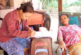 Trao tiền từ thiện