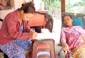 Trao tiền từ thiện