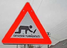 Biển cảnh báo người đi bộ say xỉn