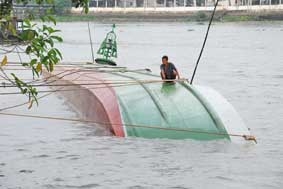 Va quẹt vào trụ cầu Quang Trung, một sà lan bị chìm