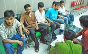 Đánh bài ăn tiền trong khách sạn, 
6 đối tượng bị bắt