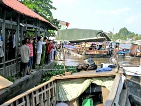 TP Cần Thơ: Sà lan đụng chìm 3 ghe gạo 
tại khu vực chợ nổi Cái Răng