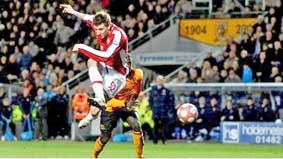 Nicklas Bendtner - "cứu tinh" của Arsenal