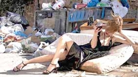 Chụp ảnh bên rác