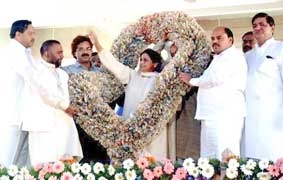 Vòng hoa gây tranh cãi