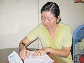 Trao tiền từ thiện