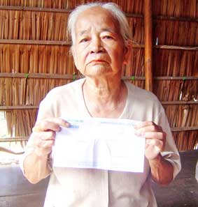 Trao tiền từ thiện