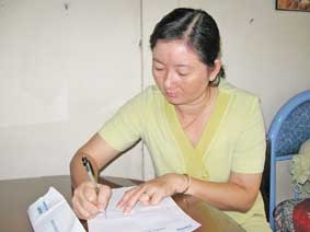 Trao tiền từ thiện