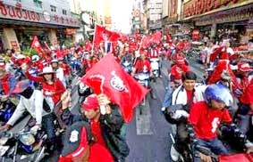 Phe “áo đỏ” bắt đầu cuộc tuần hành dọc đường phố Bangkok