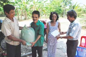 Trao tiền từ thiện