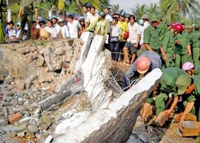 Trà Vinh: Sập Cổng chào  huyện  Tiểu Cần làm  một người chết
