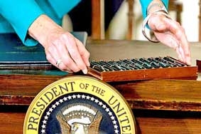 Dùng đến 72 cây viết 
để phê chuẩn luật