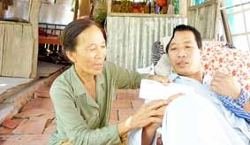 Trao tiền từ thiện