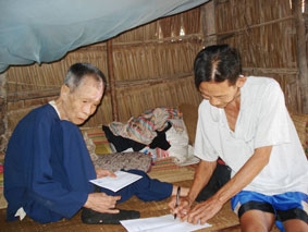 Trao tiền từ thiện