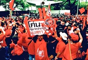 Thái Lan: 
Phe “áo đỏ” dọa biểu tình 
   rầm rộ hơn ở Bangkok