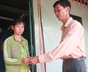 Trao tiền từ thiện