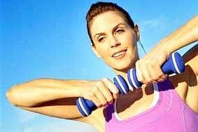 Tập tạ tay có thể giảm đau cổ, vai