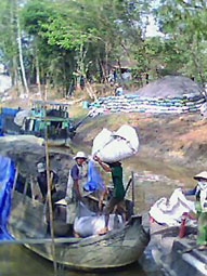 Độc đáo chợ tro rơm Trà Thôn