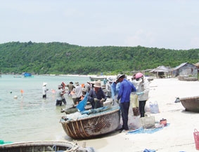 Sôi động tour du lịch lễ hội