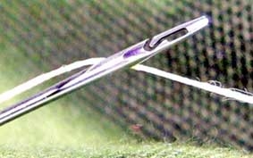 Xỏ kim không còn là việc khó