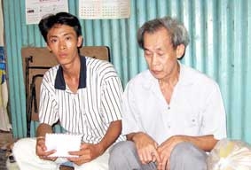 Trao tiền từ thiện