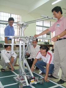 Tuyển chọn 5 đội tham dự Hội  thi Sáng tạo 
Robot Việt Nam năm 2010