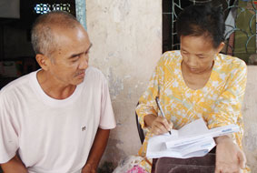 Trao tiền từ thiện