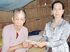 Trao tiền từ thiện