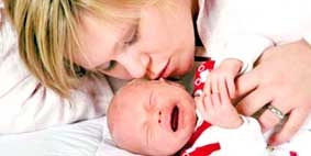 Để mặc trẻ khóc không hẳn có hại