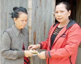 Trao tiền từ thiện