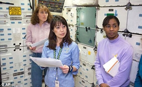 Phái đẹp "biểu dương lực lượng" trên vũ trụ