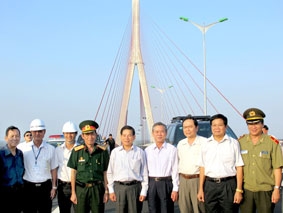 Chủ tịch nước Nguyễn Minh Triết đến thăm công trình cầu Cần Thơ và Cảng Cái Cui