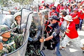 Thái Lan: Xung đột giữa người biểu tình và lực lượng an ninh