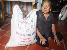 Trao tiền từ thiện