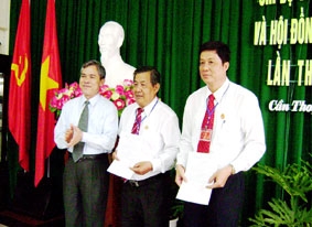 Dự Đại hội chi bộ văn phòng Đoàn đại biểu Quốc hội và HĐND TP Cần Thơ, đồng chí Nguyễn Tấn Quyên, Bí thư Thành ủy chỉ đạo: <i>Nâng cao chất lượng tham mưu tổng hợp, phục vụ tốt hoạt động của Đoàn Đại biểu Quốc hội, HĐND thành phố</i>