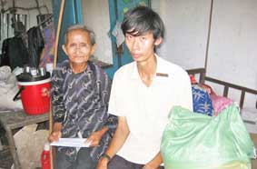 Trao tiền từ thiện