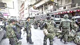 Quân đội Thái Lan điều binh giải tán cuộc biểu tình của phe “áo đỏ”