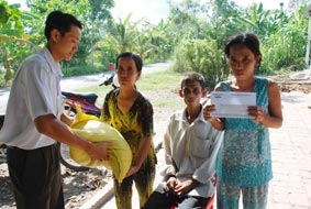 Trao tiền từ thiện