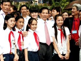 Chủ tịch nước Nguyễn Minh Triết đã tham dự Chương trình “Nối vòng tay nhân ái - Vì người nghèo Đất Tổ”