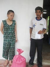 Trao tiền từ thiện