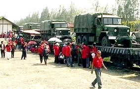 Phe “áo đỏ” thả binh sĩ và đoàn tàu quân sự
