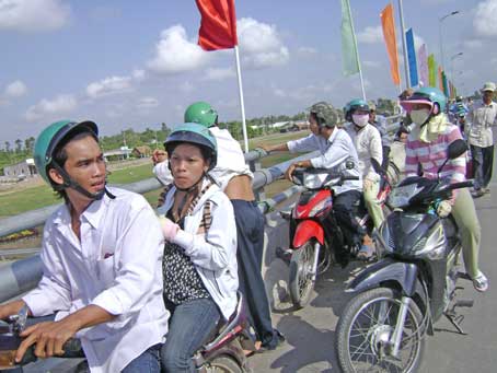 Thủ tướng Nguyễn Tấn Dũng cắt băng khánh thành cầu Cần Thơ, nối liền hai bờ sông Hậu