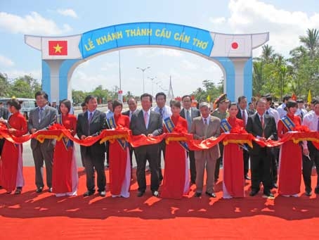 Thủ tướng Nguyễn Tấn Dũng cắt băng khánh thành cầu Cần Thơ, nối liền hai bờ sông Hậu