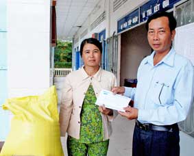 Trao tiền từ thiện