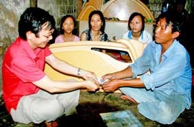 Trao tiền từ thiện